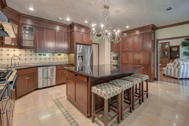 Why Custom Kitchen Cabinets Are a Must-Have in Today’s Homes